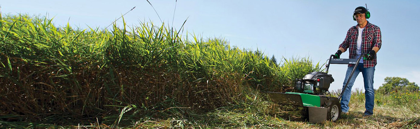 Срезание высокой травы газонокосилкой